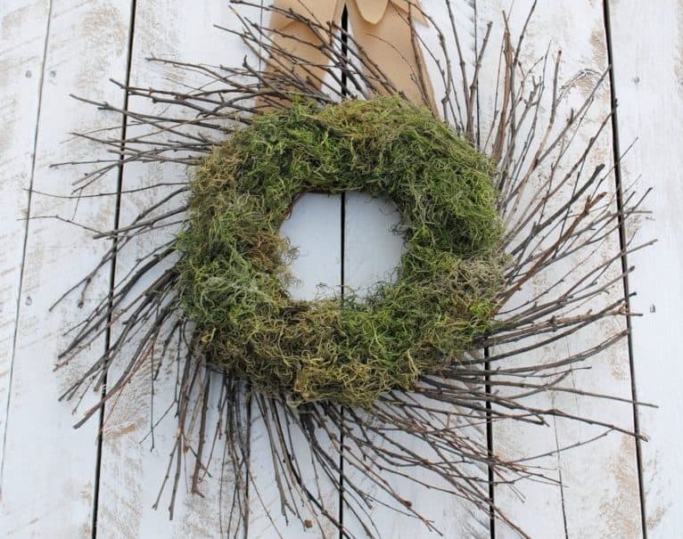 Moss decor: DIY wreath
