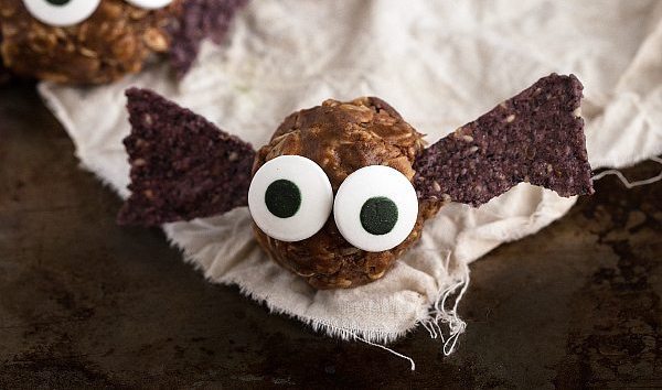 Healthy halloween food ideas: peanut butter bat bites