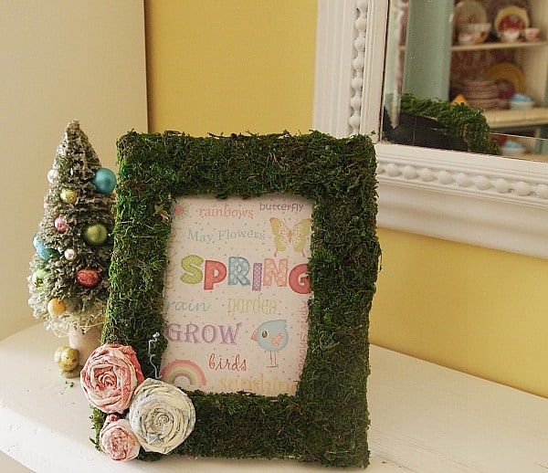 Farmhouse decor ideas: moss covered picture frame for Easter / Spring